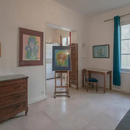 La Porte Bleue Furnished Flat *